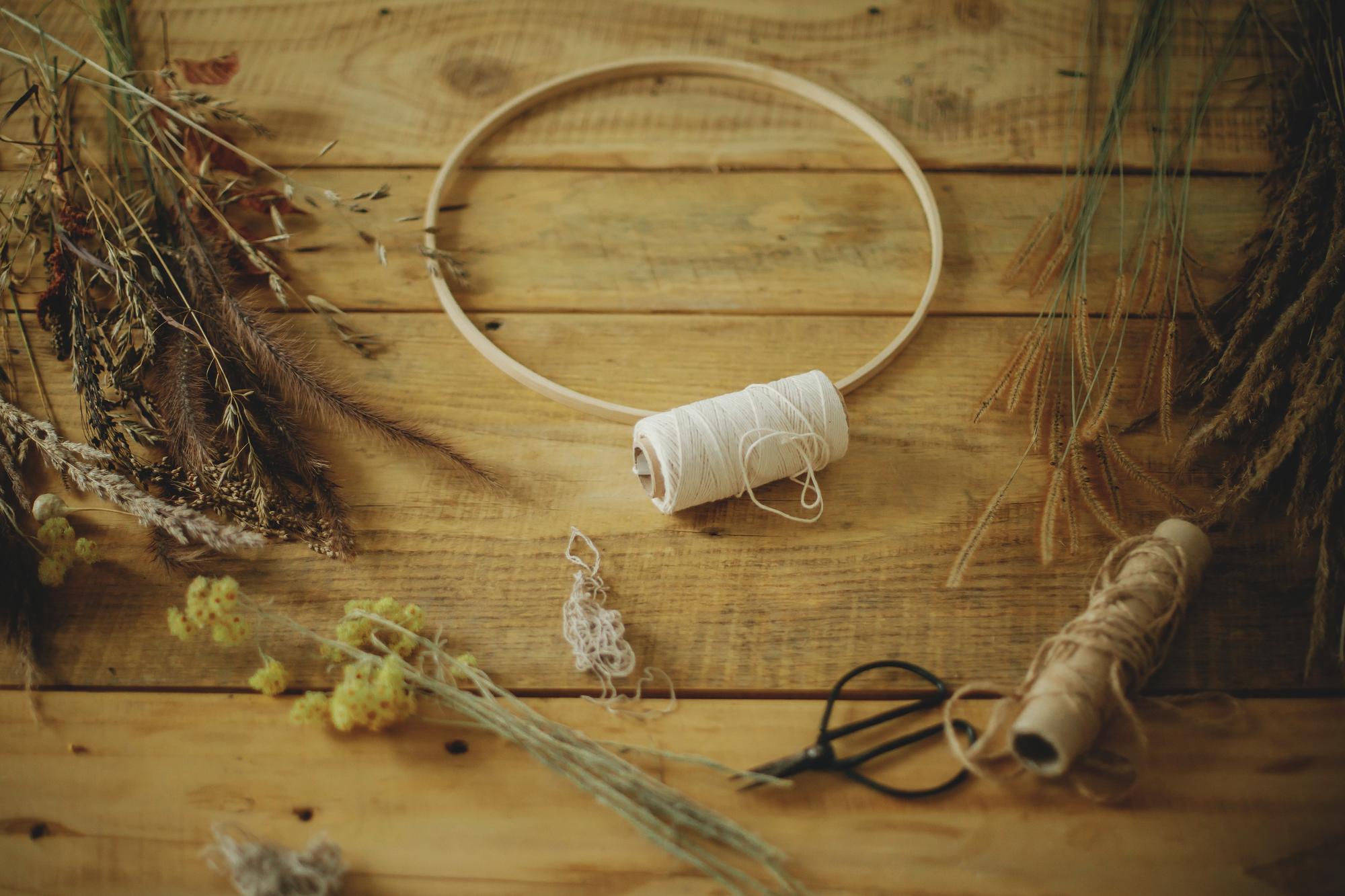 Interno atelier con telaio e filati